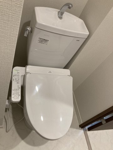 トイレ　温水洗浄付便座※同タイプ部屋の写真です。