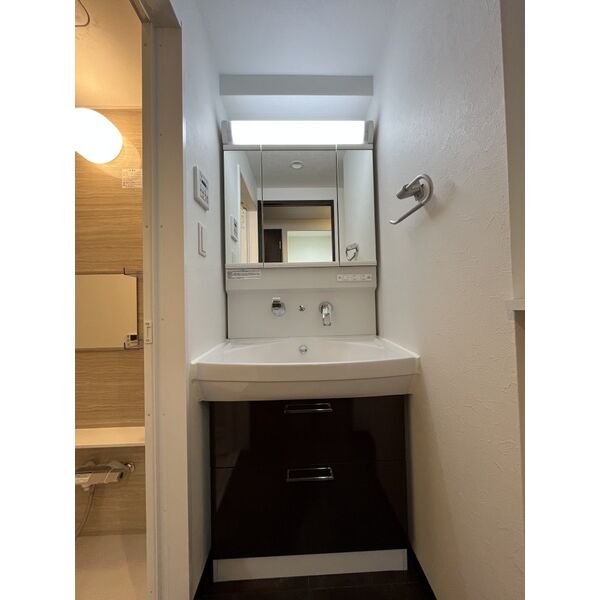 洗面設備　明るい洗面所です