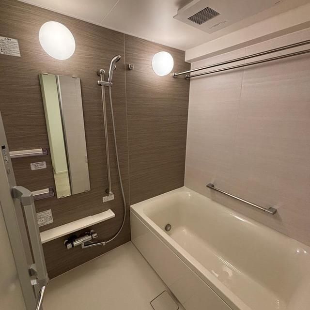 バス・シャワールーム　※同建物内・別タイプの参考写真です。