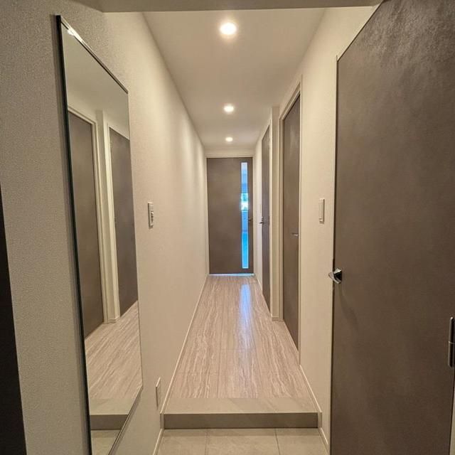 玄関　※同建物内・別タイプの参考写真です。