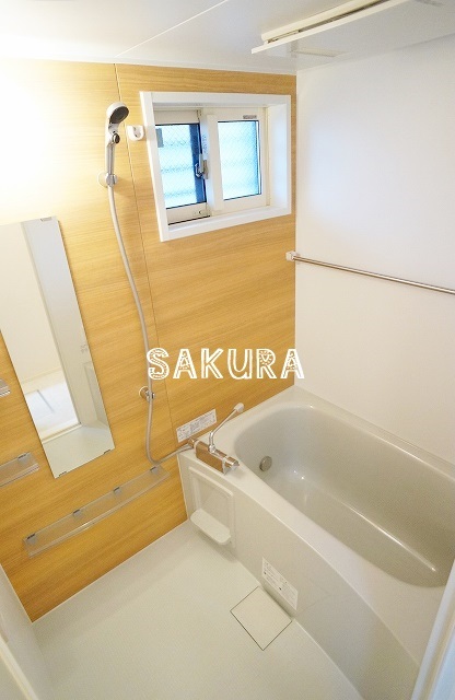 バス・シャワールーム　嬉しい追い焚き・浴室乾燥機付きです♪