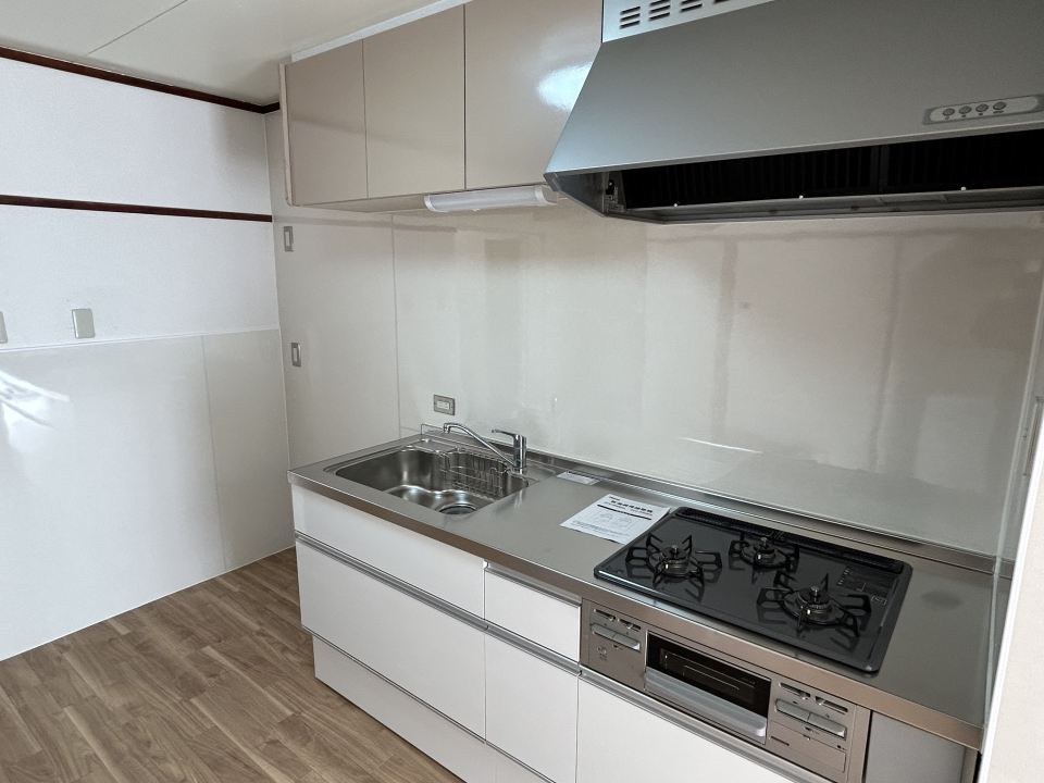 キッチン　白基調でスッキリ！センサーライト付き