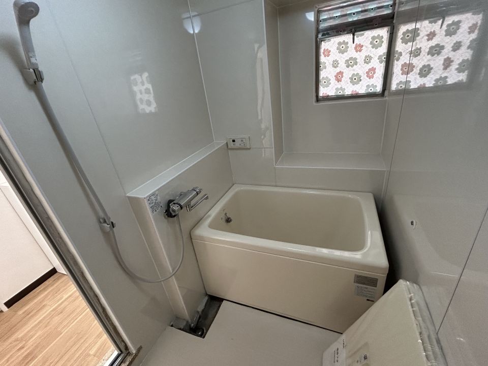 バス・シャワールーム　窓下は小物置きにできそうです