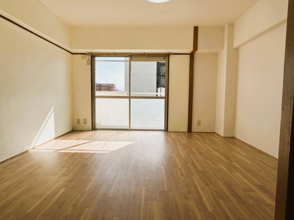 居室・リビング　日差しもたっぷりです　エアコン付いてます