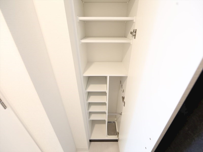 玄関　玄関　シューズボックス付（収納充実してます）