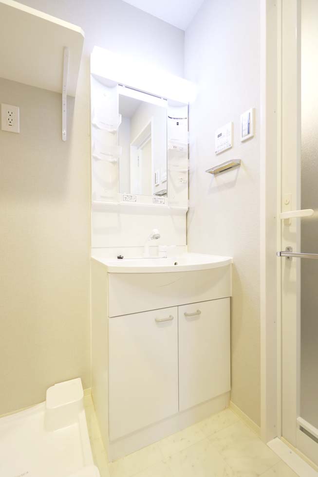 洗面設備　明るい室内です