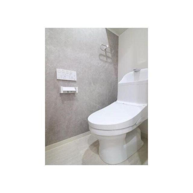 トイレ　人気アイテムの温水洗浄便座。清潔感のあるトイレです。
