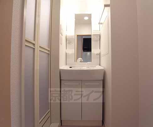 洗面設備　シャンプードレッサ付きの独立洗面台です。