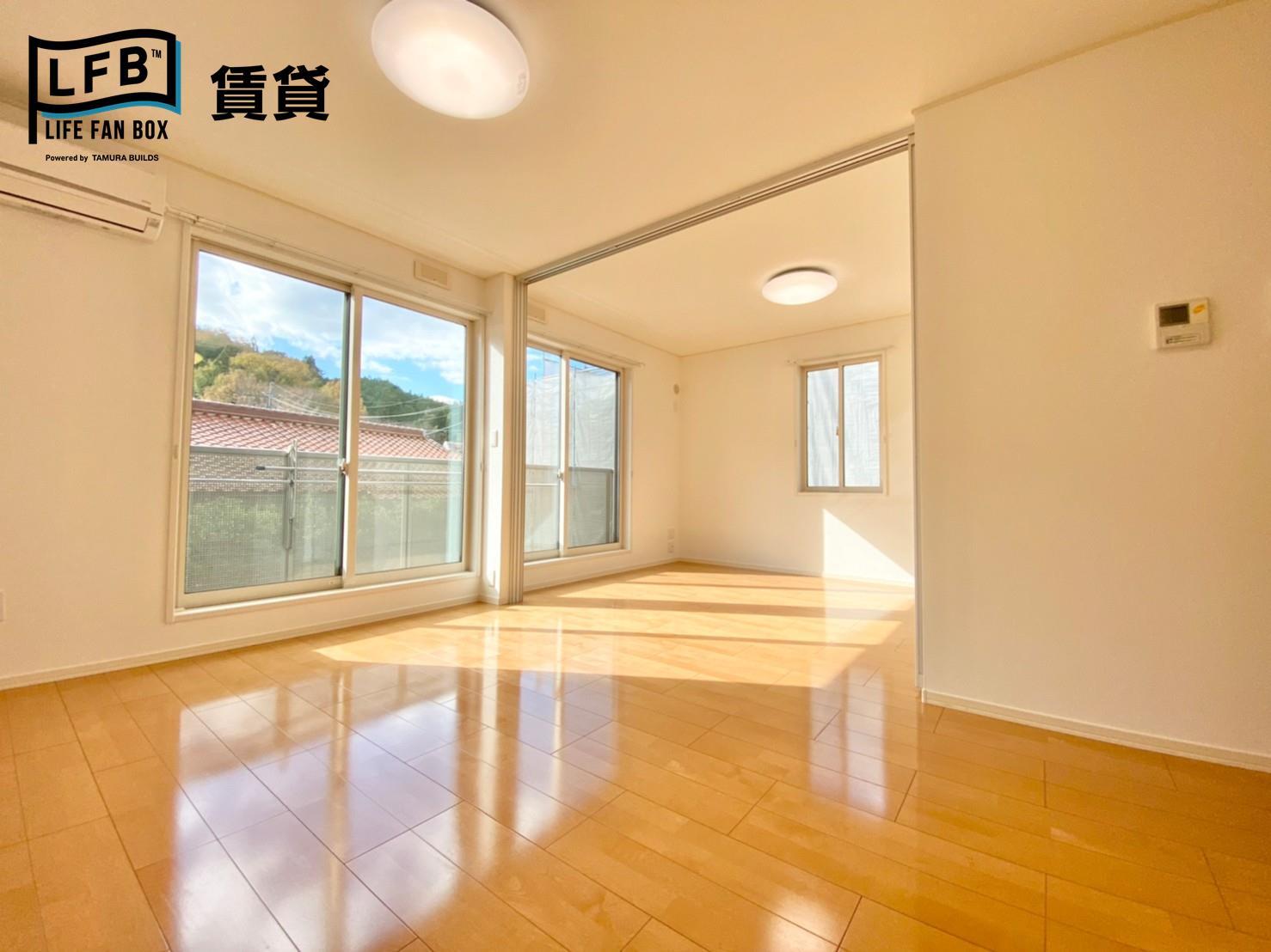 居室・リビング　※同間取り101号室の室内写真です。壁紙や床の色、仕様・設備