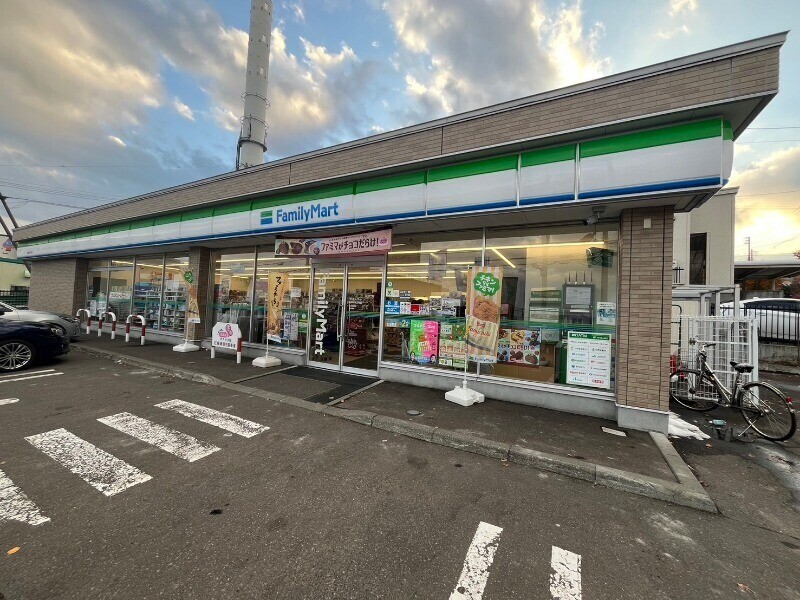 コンビニ　ファミリーマート札幌富丘3条店（コンビニ）まで616m