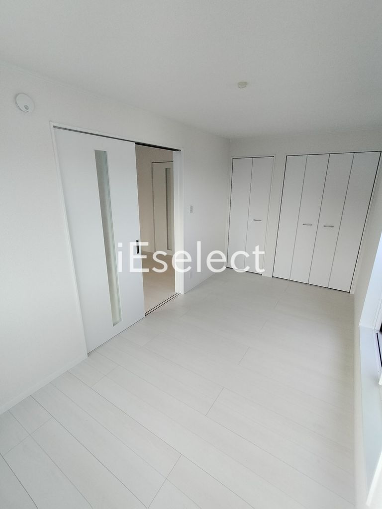 居室・リビング　白基調の明るい居室