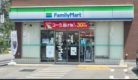 コンビニ　ファミリーマート 練馬東大泉四丁目店（コンビニ）まで652m