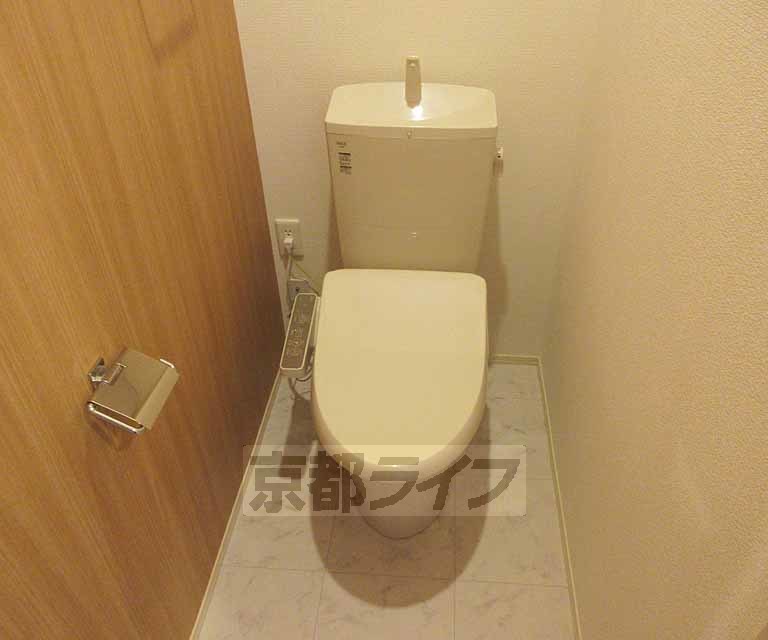 トイレ　ウォシュレットつき