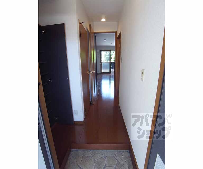 その他部屋・スペース　玄関を入ってすぐきれいな廊下が広がります・