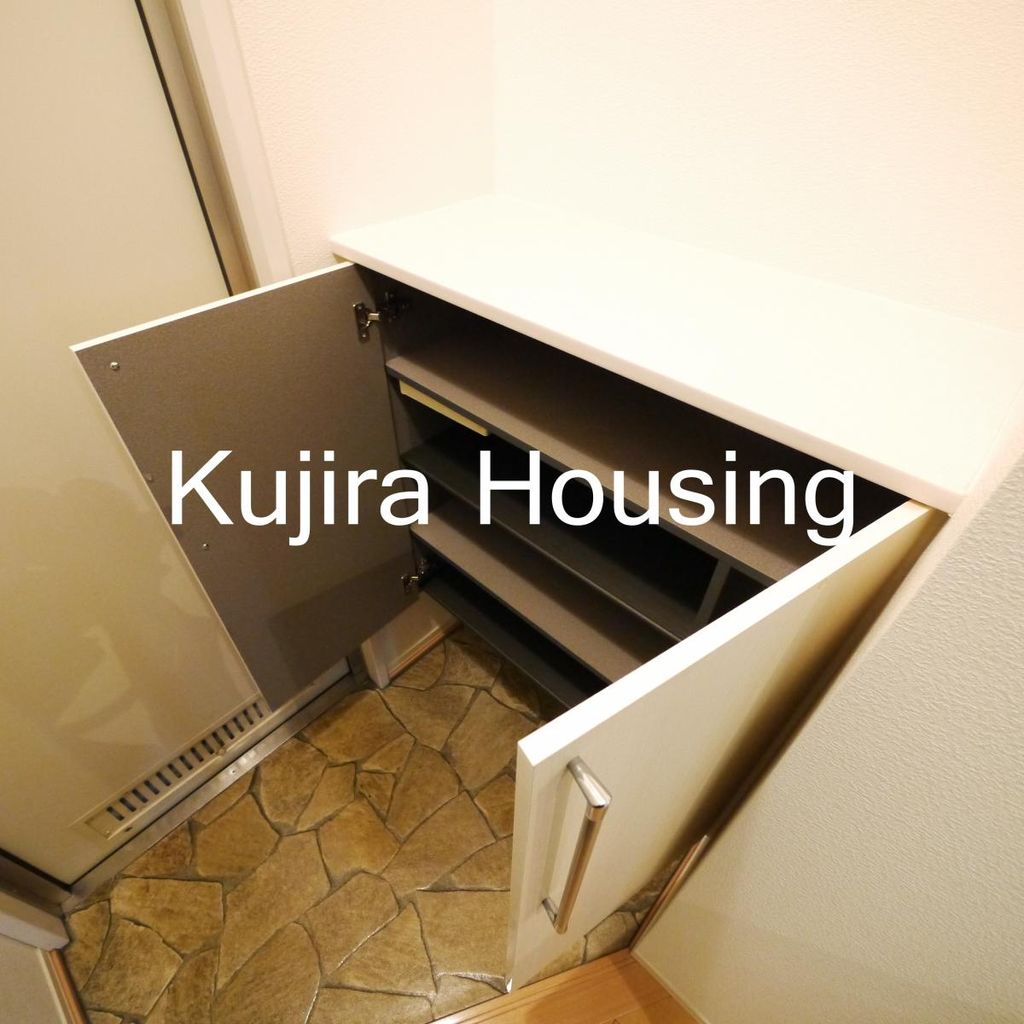 玄関　★下駄箱完備の玄関ホール★