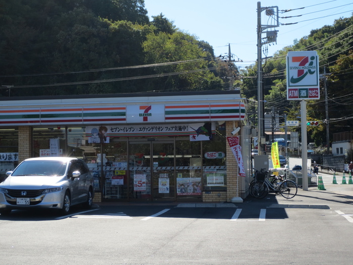 コンビニ　セブンイレブン（コンビニ）まで300m