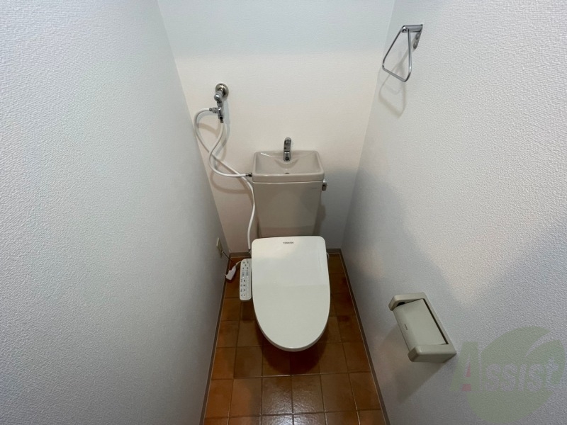 トイレ　トイレです。ユニットバスになってますのでコンパクト。