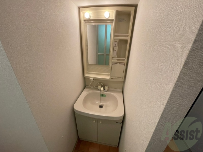 洗面設備　独立洗面台です。大きくてよいですね。シャンプーもできます。