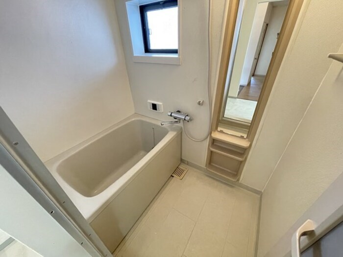 バス・シャワールーム　追い焚き給湯機能付き浴室（小窓付）