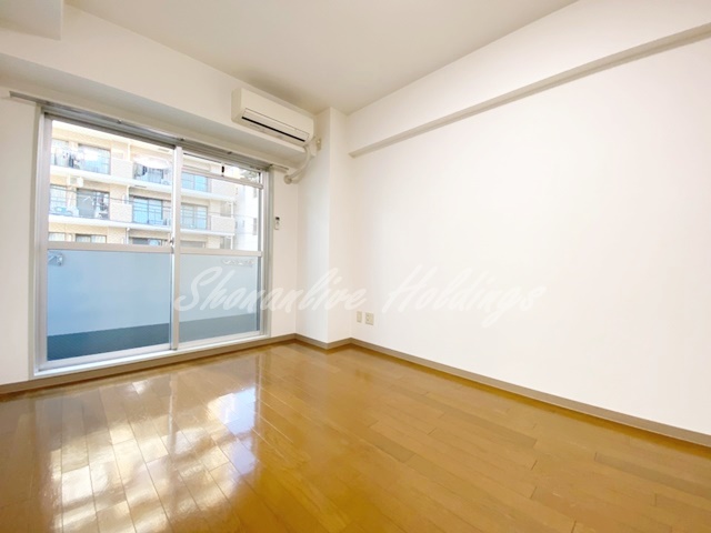 居室・リビング　大きな窓、バルコニー付き♪