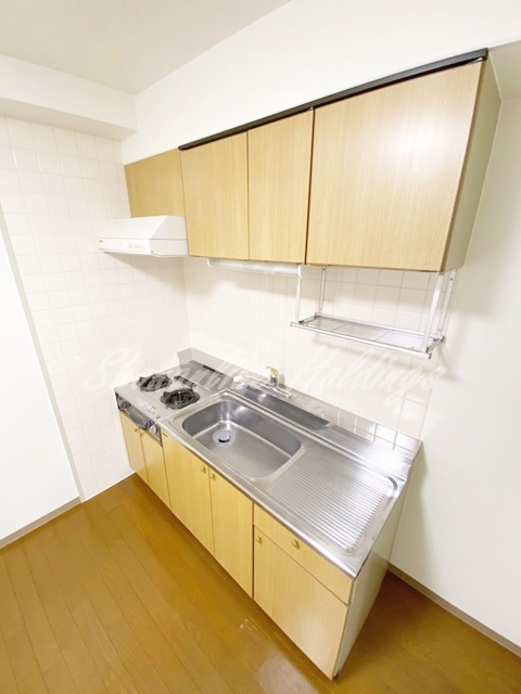 キッチン　調理スペース、グリル付きコンロあり♪