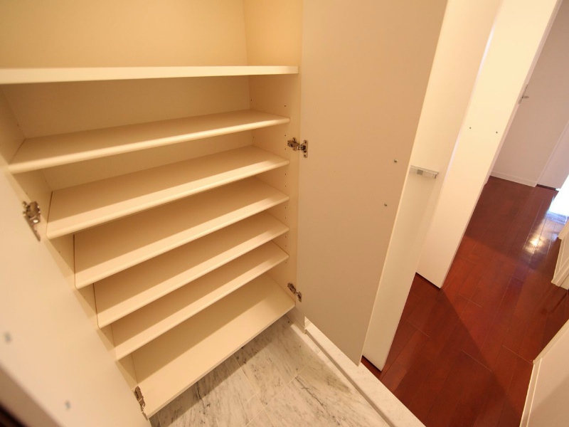 玄関　玄関　シューズボックス付（収納充実してます）