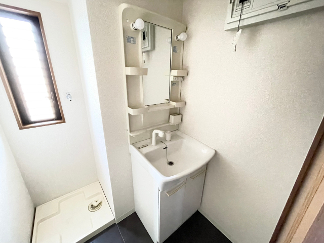洗面設備　独立洗面台付きです