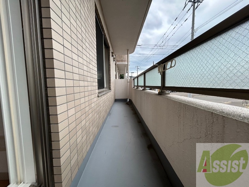 バルコニー　バルコニーです。洗濯物を干すもよし、一息つくもよしですね。