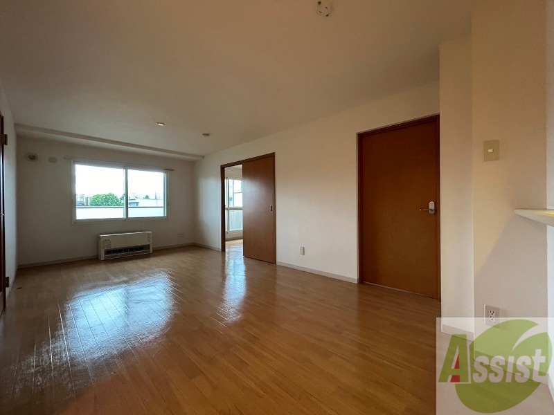 居室・リビング　リビングです。窓が大きくて明るいですね！