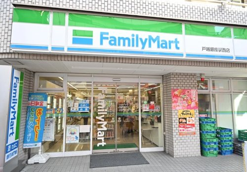 コンビニ　ファミリーマート 戸越銀座駅西店（コンビニ）まで218m