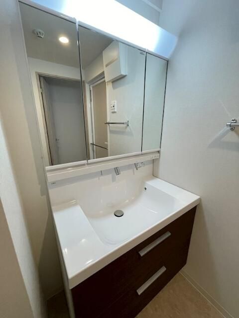 洗面設備　明るい洗面所です