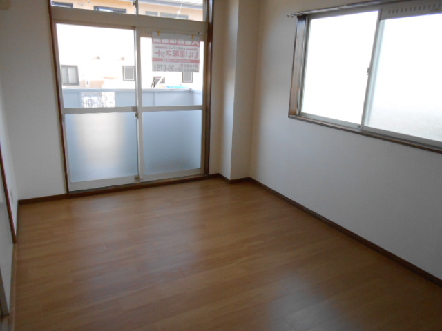 居室・リビング　南面居室（エアコン完備）・西面に換気採光窓あり