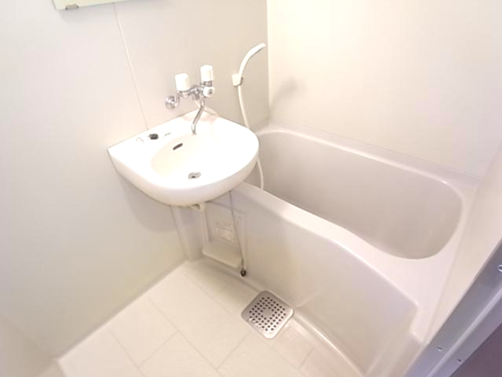 バス・シャワールーム　落ち着いた空間のお風呂です