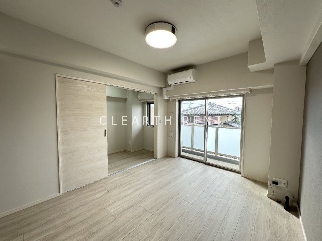 居室・リビング　同タイプ別住戸写真となります。現況と異なる場合がございます。