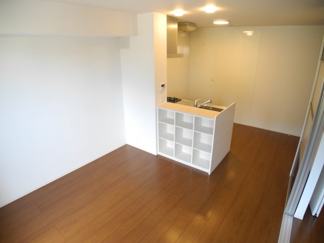 居室・リビング　※室内画像は別号室(反転)