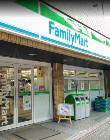 コンビニ　ファミリーマート三田聖坂下店（コンビニ）まで122m