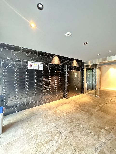 エントランス　外出時も安心な宅配ボックス完備