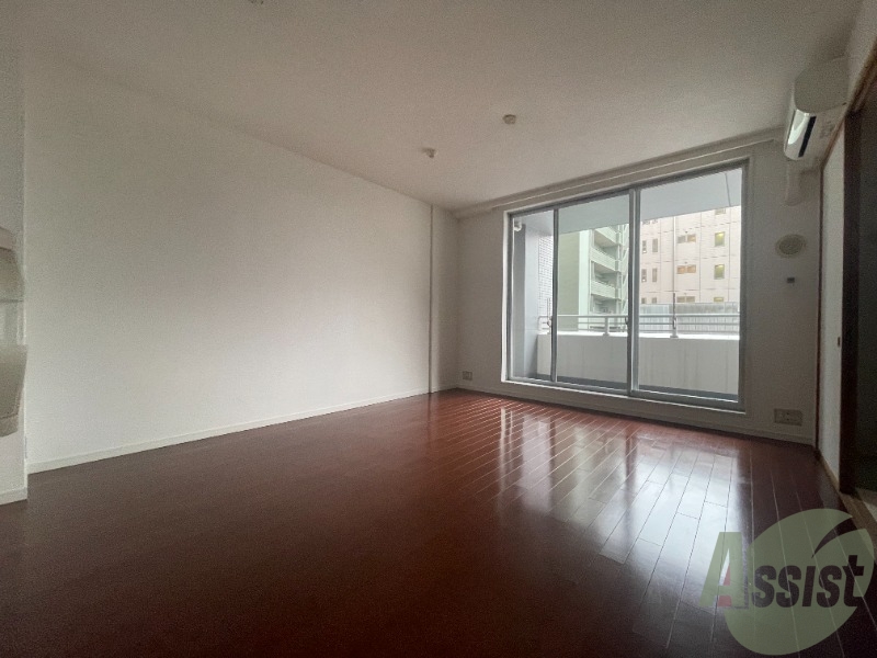 居室・リビング　広々としたきれいなお部屋です。２面採光で日当たりも良好。