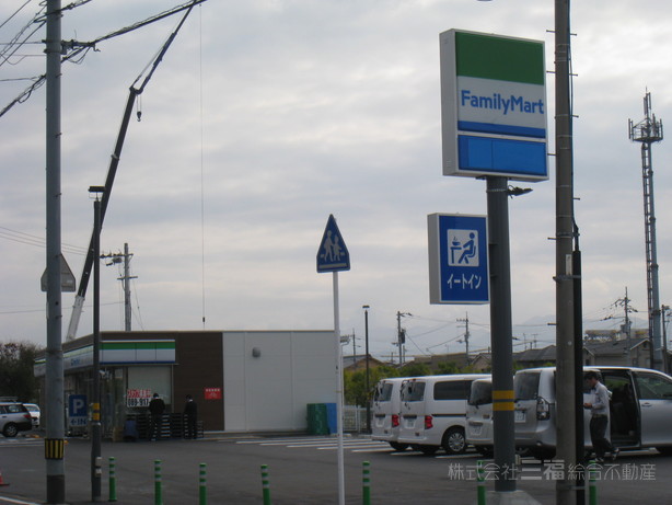 コンビニ　ファミリーマート（コンビニ）まで630m
