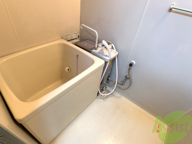 バス・シャワールーム　浴室の浴槽は深さがあるので肩まで浸かることができますよ。