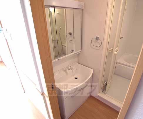 洗面設備　一面鏡の洗面台。