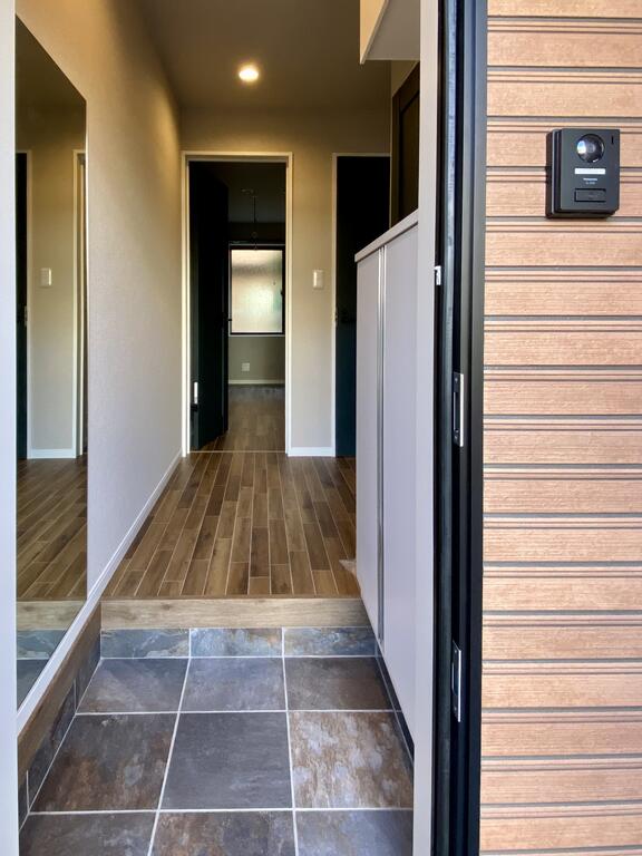 玄関　姿鏡付いております♪