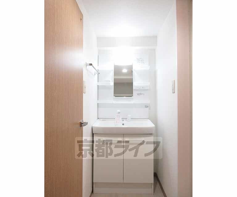 洗面設備　収納スペースがたくさん付いた洗面台です