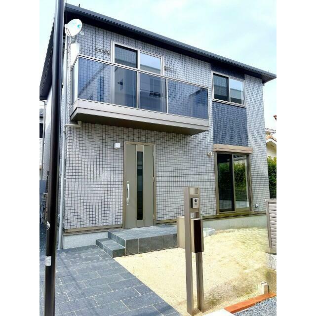 建物外観　※庭を人工芝敷に変更、前面の敷地境界に目隠しフェンス設置予定