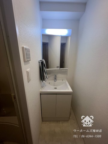 洗面設備　独立洗面台、小物を置くことができて便利です