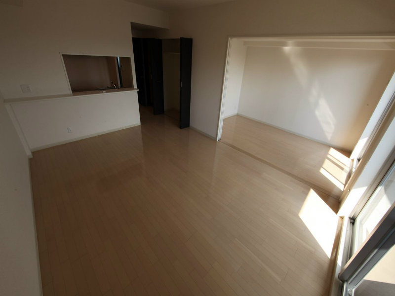 居室・リビング　リビング14.0帖　洋室5.0帖と繋げても仕切っても使えます