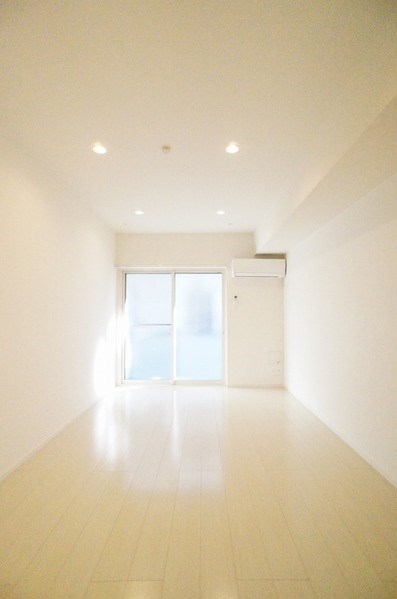 居室・リビング　白を基調とした明るいお部屋で、インテリアが映えます