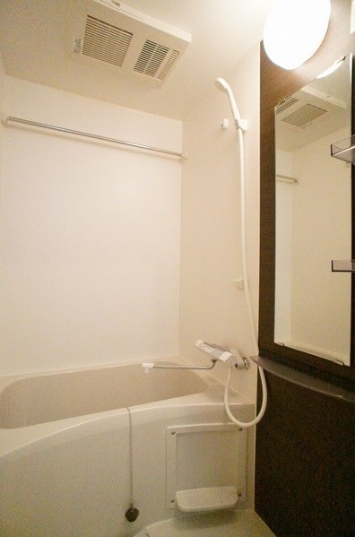 バス・シャワールーム　浴室乾燥機付で雨の日もお洗濯が可能です。