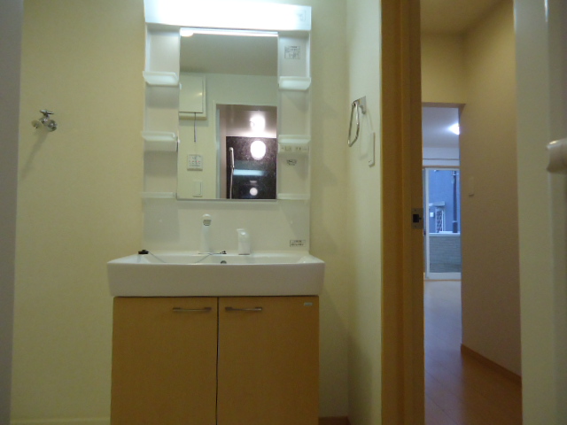 洗面設備　ゆったりとスペースのある洗面所