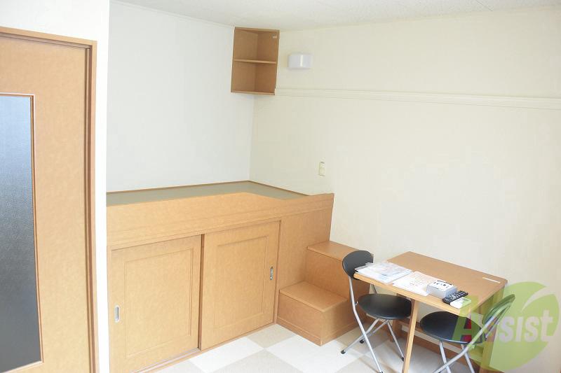 居室・リビング　絨毯の柄はお部屋により異なる場合があります。